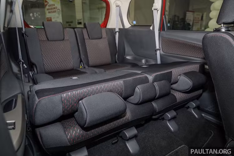 Về an toàn, Avanza 2019 vẫn có 2 túi khí ở phía trước, hệ thống chống bó cứng phanh ABS cùng bổ lực phanh điện tử EBD với điểm gắn ghế an toàn cho trẻ em Isofix ở hàng ghế thứ 2. Ở bản cao cấp nhất, Toyota Avanza 1.5S+ 2019 đánh dấu lần đầu mẫu MPV Nhật Bản được cung cấp màn hình giám sát điểm mù và cảnh báo giao thông phía sau.