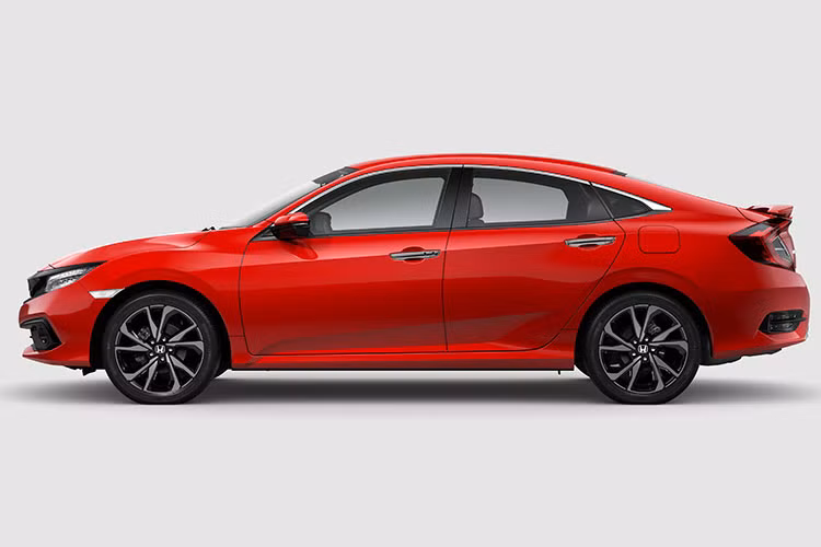Honda Civic 2019 mới có kích thước tổng thể là 4.648 mm dài x 1.799 mm rộng x 1.416 mm cao, chiều dài cơ sở xe là 2.700 mm, khoảng sáng gầm 133 mm, bán kính quay vòng 5,3 m. Xe được nhập từ Thái Lan về Việt Nam với 3 phiên bản là Civic E, Civic G và Civic RS.