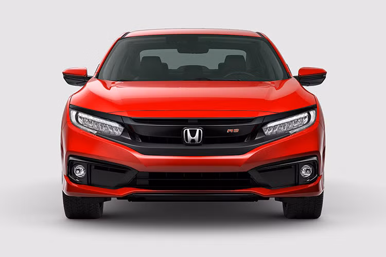 Phần mặt trước của mẫu xe sedan Honda Civic 2019, ở phiên bản E cụm đèn chiếu xa, chiếu gần, đèn sương mù đều sử dụng bóng Halogen, duy nhất đèn chạy ban ngày sử dụng LED. Ở 2 phiên bản cao cấp hơn, các cụm đèn này đều được trang bị đèn LED, trừ đèn sương mù ở phiên bản G là Halogen.