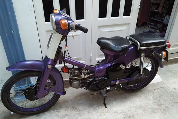Chiếc xe máy Honda Cub 50 đời cũ, từng được xem là huyền thoại một thời và được người dân Việt Nam "say như điếu đổ" thập niên 80 đã được chủ xe tại Sài Gòn độ nhẹ một số chi tiết như màu sơn, vành, moay ơ... nhưng vẫn mang dáng nguyên bản cổ điển đày sức hấp dẫn.