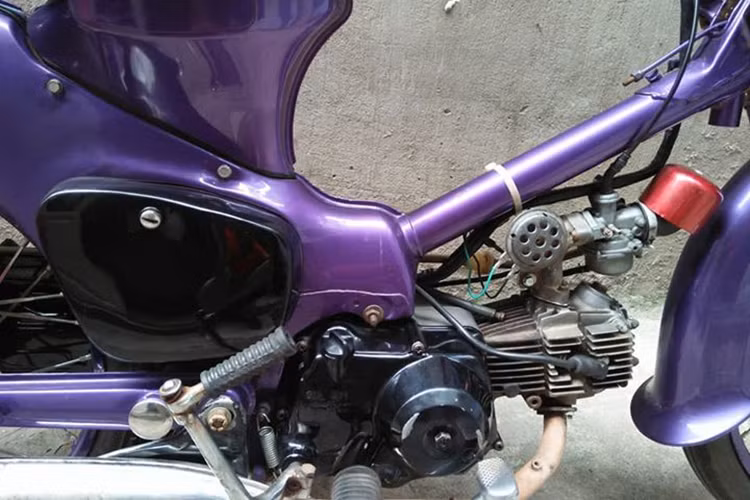 Giống như nhiều thế hệ Honda Super Cub 50 khác trước đây, phiên bản 50cc này vẫn được hãng xe máy Nhật Bản trang bị khối động cơ SOHC 2 van 1 xi-lanh làm mát bằng gió, với công suất tối đa khoảng 5 mã lực. Ở đời này, xe vẫn chưa có đề máy mà phải dùng cần khởi động đạp nổ.
