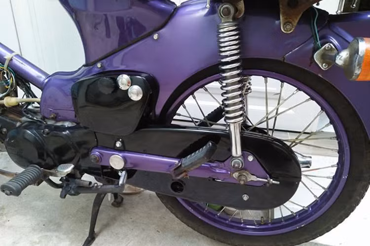 Ngoài việc sơn đổi màu một số chi tiết trên xe, các phần khác của xe như phuộc trước và sau, xe nhan, đèn, còi, đồng hồ... gần như không thay đổi - có chăng nó chỉ cũ đi theo thời gian nhưng vẫn giữ được sự nguyên bản tinh tế của dòng xe máy phổ thông cỡ nhỏ huyền thoại một thời.