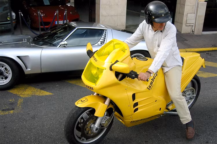 Chiếc siêu môtô Lamborghini Design 90 chính thức đi vào sản xuất vào năm 1986 khi mang trong mình ý tưởng của người Thụy Sĩ, thiết kế của người Italy, động cơ của người Pháp và linh kiện đến từ Nhật Bản.