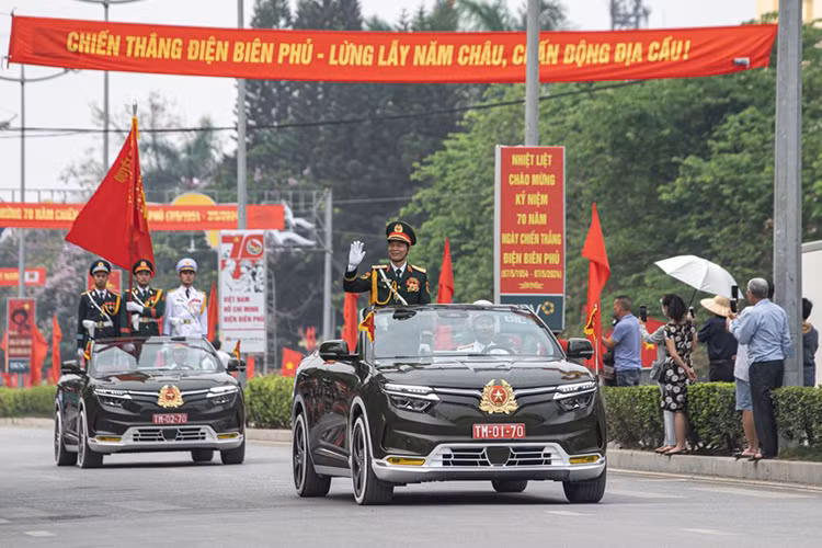 VinFast VF8 mui tran dan doan dieu binh mung chien thang Dien Bien Phu