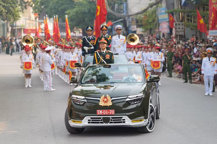 Về mẫu xe SUV điện VinFast VF8 nguyên bản đang bán tại Việt Nam hiện có hai phiên bản gồm Eco và Plus, trong đó phiên bản Eco được trang bị động cơ điện có công suất tối đa 260kW, mô-men xoắn cực đại 500Nm, pin có khả năng di chuyển tới 420km sau mỗi lần sạc đầy (theo tiêu chuẩn WLTP).