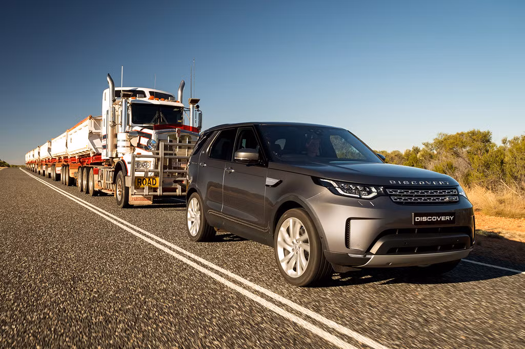 Thương hiệu Land Rover cũng đang nghiên cứu mẫu Discovery Sport cho năm 2018. Chiếc SUV nhỏ gọn này sẽ được trang bị động cơ turbo tăng áp 2,0 lít 4 xylanh mới cho công suất 286 mã lực và mô-men xoắn cực đại 295 lb-ft. (Ảnh: Landrover.com)