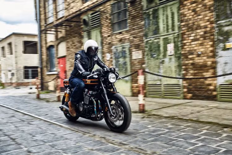 Yamaha XJR1300 cho công suất 96,4 mã lực tại vòng tua máy 8.000 vòng/phút, mô-men xoắn cực đại 108 Nm tại 6.000 vòng/phút. 