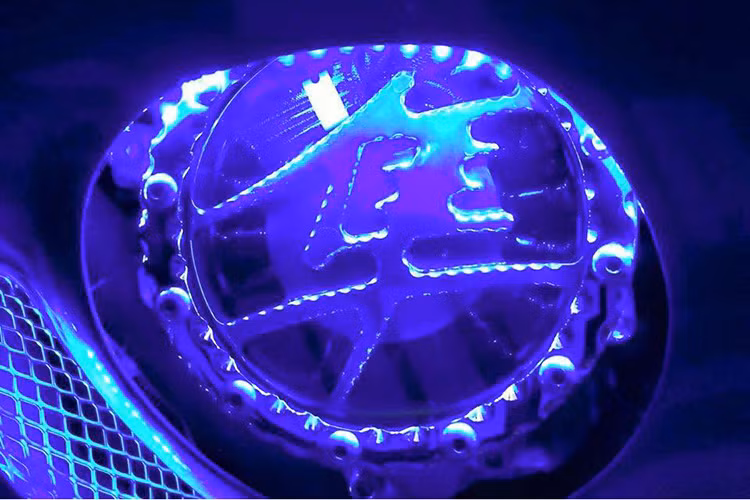 Logo biểu tượng của "thần gió" Hayabusa với ánh đèn xanh chiếu vào nền crom cho ánh sáng cực đẹp.
