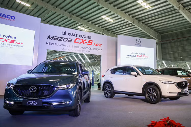 Mẫu xe Mazda CX-5 2018 hoàn toàn mới vừa chính thức ra mắt thị trường Việt Nam vào ngày 18/11 vừa qua tại nhà máy tại Quảng Nam với giá bán từ 879 – 989 triệu đồng. Có một vài thông tin cho thấy, Mazda CX-5 mới hiện đang được bán tại đại lý với giá chỉ từ 870 – 980 triệu đồng, giảm 9 triệu đồng so với giá bán niêm yết được nhà phân phối Thaco công bố.