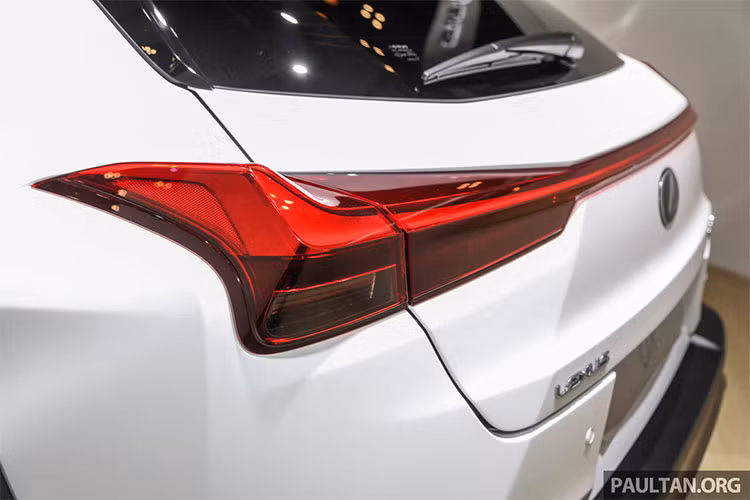 Khác với NX cỡ lớn hơn vốn được trang bị đèn LED định vị ban ngày nằm tách riêng, Lexus UX 2019 đi kèm chi tiết này tích hợp vào đèn pha và nổi bật với các tấm chắn bùn phía trước và sau. Đặc biệt hơn, cụm đèn hậu của xe được nối liền bởi dải mảnh gồm 120 đèn LED hướng về phía trung tâm, với độ dày chỉ đúng 3 mm.