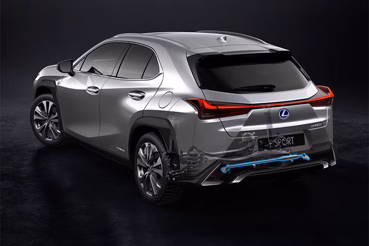 Hệ dẫn động 4 bánh E-Four AWD cũng mang lại cảm giác lái mượt mà hơn nhờ bổ sung một động cơ điện trên trục sau. Hệ thống này giúp phân phối lực kéo tới các bánh trước và sau một cách tự động khi vào cua hoặc trên đường trơn trượt. Khi phát hiện bánh sau mất độ bám, công suất được truyền tới trục sau có thể tăng lên đến 80% ở tốc độ 70 km/h.