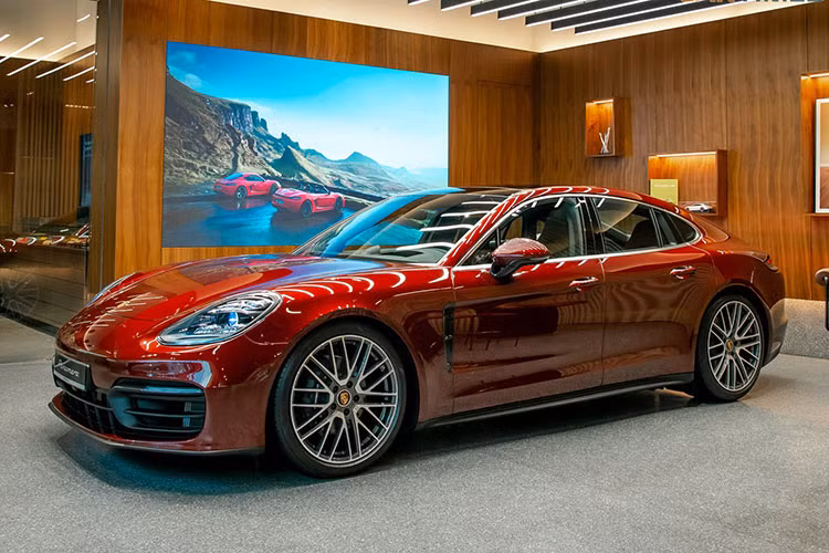 Hang tram xe sang Porsche Panamera tai Viet Nam 