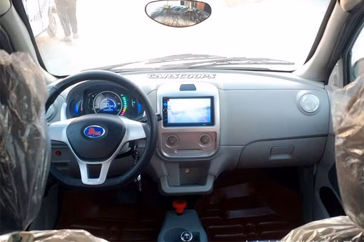 Chiếc xe “Tài nhái” mới này không sao chép được là dòng chữ “Range Rover” trên nắp ca-pô, nhưng diện mạo của Evoque thật và Evoque nhái khá giống nhau. Tạm gọi với cái tên - Evoque mini EV, xe có chiều dài 3,45 m, được trang bị động cơ điện với công suất thấp, cho tốc độ tối đa đạt 50 km/h, phù hợp với nhu cầu đi lại trong thành phố.