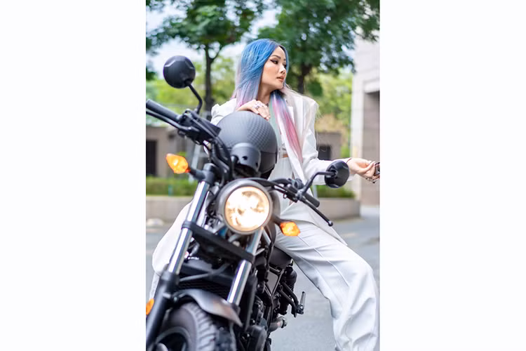 Chiếc xe mà Hoa hậu Hoàn vũ Việt Nam 2017 chọn mua chính là Honda Rebel 500, phiên bản Bobber với tư thế ngồi thoải mái và kiểu dáng oai vệ. Thiết kế ngoại hình của xe không khác gì so với đàn em Honda Rebel 300 với bình xăng hình giọt nước được bố trí cao và đèn pha tròn kiểu cổ điển.