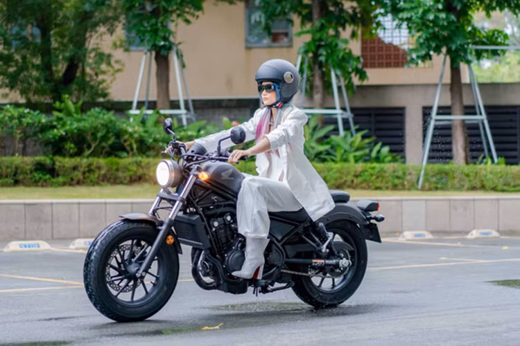 Tại thị trường Việt Nam, giá xe Honda Rebel 500 đang được Honda niêm yết ở mức 180 triệu đồng, trong khi đó giá lăn bánh cho xe sau khi làm đăng ký và lấy biển số rơi vào khoảng 202 triệu đồng. Honda Rebel 500 hiện có 3 tùy chọn màu là Bạc Đen, Đỏ Đen và Đen.