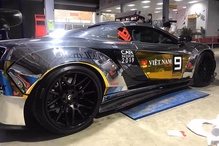 Siêu xe McLaren 650S Spider độ Liberty Walk của thiếu gia Dương Kon sẽ không có bất kỳ sự can thiệp nào ở khối động cơ V8, tăng áp kép, dung tích 3,8 lít, sản sinh công suất tối đa 641 mã lực. Tuy nhiên, nó được trang bị ống xả độ của FI. Trên bầu ống xả còn đánh số thứ tự 25.