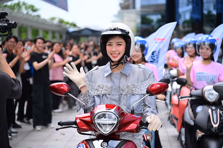 Hoa hau Thuy Tien dan doan xe may Yamaha tren pho Sai Gon-Hinh-2