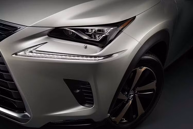 NX phiên bản 2020 mới được trang bị Hệ thống an toàn Lexus LSS +2 với những tính năng an toàn tiên tiến nhất như: Hệ thống an toàn tiền va chạm (PCS), Hệ thống điều khiển hành trình chủ động (DRCC), Hệ thống hỗ trợ theo dõi làn đường (LTA) và hệ thống đèn pha tự động thích ứng (AHS).