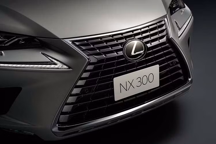 Bên cạnh đó Lexus NX300 phiên bản nâng cấp mới cũng có rất nhiều công nghệ trang bị hiện đại như cụm đèn pha full LED, đèn LED ban ngày, lazang 18" thể thao, tay nắm cửa phát sáng và mở cửa thông minh....
