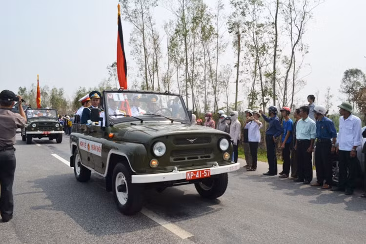 Theo quy định, phương tiện phục vụ lễ tang do Bộ Quốc phòng chuẩn bị, gồm: 1 xe chỉ huy; 1 xe chở quốc kỳ, ảnh, gối Huân chương; 1 xe chở quân kỳ; 6 xe chở đội hình danh dự; 1 xe hoa; 1 xe kéo xe tang (phía cuối xe tang là khẩu lựu pháo 122 mm); 1 xe dự phòng; 2 xe thông tin, 1 xe cứu thương. 