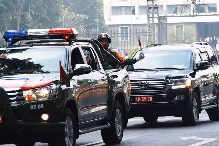 Dẫn đầu đoàn xe quốc tang sẽ là những chiếc ôtô chuyên dụng với nhiệm vụ mở đường và dẫn dắt các xe khác phía sau nhằm bảo vệ, an toàn.