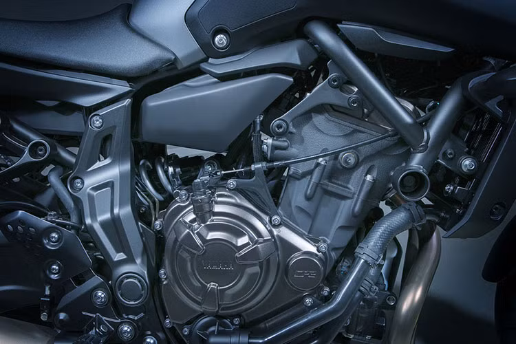 Yamaha MT-07 phiên bản 2018 sẽ vẫn sở hữu khối động cơ 4 thì, 4 van DOHC, xi-lanh đôi, dung tích 689cc kết hợp hộp số 6 cấp, giúp sản sinh công suất 74,8 mã lực tại 9.000 vòng/phút và mô-men xoắn cực đại 68 Nm tại 6.500 vòng/phút. Tốc độ tối đa của xe có thể đạt tới 200 km/h.