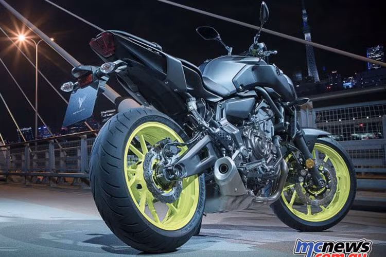 Điều đầu tiên cần nói là mẫu naked-bike này tại thị trường châu Âu đã được đổi tên từ FZ-07 sang MT-07 ở phiên bản 2018, giống xe ở Mỹ. Không riêng gì FZ-07, những mẫu naked-bike cỡ lớn khác của Yamaha tại châu Âu như FZ-09 hay FZ-10 cũng đều được đổi tên thành MT.