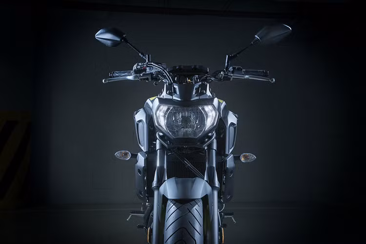 Ngoài tên gọi, Yamaha MT-07 2018 còn được bổ sung thân vỏ và hệ thống treo mới. Cụ thể, hãng Yamaha đã đưa dàn áo mới, cụm đèn pha cỡ lớn hơn và yên tái thiết kế lên MT-07 2018. Yên của Yamaha MT-07 2018 được mở rộng để hợp với những tay lái có khổ người lớn.