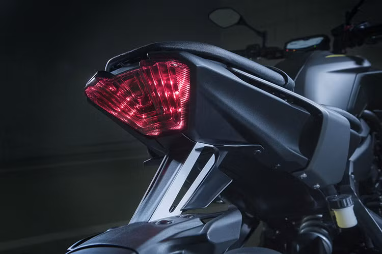 Đặc biệt, hệ thống chống bó cứng phanh ABS đã trở thành trang bị tiêu chuẩn của Yamaha MT-07 2018. Với những thay đổi này, Yamaha MT-07 2018 có giá khởi điểm 7.499 USD (khoảng 170 triệu đồng), đắt hơn trước 100 USD. Khi mua xe, khách hàng có thể chọn 1 trong 3 màu sơn là xanh dương, xám nhám với vành xanh cốm và trắng phối đỏ.