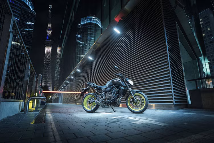 Hãng xe máy Yamaha vừa chính thức công bố một số thay đổi của dòng naked-bike tầm trung MT-07 tại triển lãm EICMA 2017 vừa qua. Cụ thể mẫu xe môtô Yamaha MT-07 2018 sẽ được trang bị một số thay đổi trong thiết kế và hệ thống treo, bên cạnh đó mức giá cũng nhỉnh hơn một chút so với phiên bản cũ.