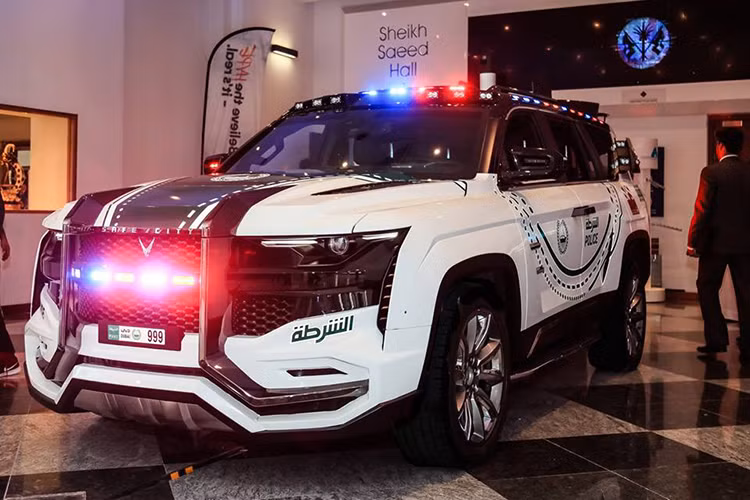 Bên cạnh những siêu xe triệu đô như Bugatti Veyron, Ferrari FF, Lamborghini Aventador hay mẫu xe bay Hoverbike S3 2019… Cảnh sát Dubai vừa được chính phủ nước này trang bị chiếc siêu SUV hàng khủng Giath. Mẫu xe này do W Motors sản xuất. Công ty này từng được biết đến với siêu xe Lykan Hypersport.