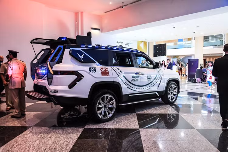 Chiếc siêu SUV Giath hoàn toàn mới này của cảnh sát Dubai được giới thiệu là có thể nhận diện những chiếc xe nằm trong danh sách theo dõi của Cảnh sát Dubai. Nó còn được trang bị hệ thống thông tin liên lạc phức tạp, kết nối trực tiếp với Phòng điều hành chỉ huy.