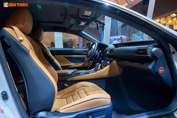 Thiết kế ngoại hình của mẫu xe sang RC Turbo mới thể hiện sự năng động của dòng thể thao 2 cửa. Dáng xe thấp và rộng, lốp xe nhô tăng vẻ mạnh mẽ. Lưới tản nhiệt đặc trưng hình con suốt, cụm đèn pha 3 bóng LED hình chữ "L" lấy cảm hứng từ mẫu LF-LC và cụm đèn hậu cũng hình chữ "L" cùng bộ vành 18 inch đầy ấn tượng.