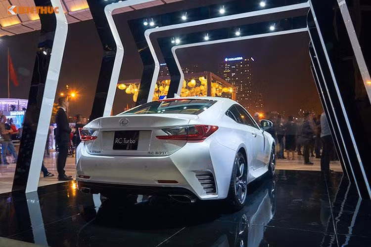 Là một trong những dòng xe hoàn toàn mới của Lexus, RC Turbo 2017 sở hữu thiết kế theo ngôn ngữ L-Finesse mới nhất đầy độc đáo và hiện đại, với điểm nhấn là lưới tản nhiệt hình con suốt "Spindle Grille" cực lớn ở phía trước. Dù dựa trên cơ sở dòng IS nhưng RC đã có phần đầu hoàn toàn khác biệt so với "người anh em" sedan.