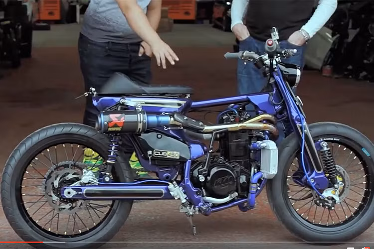 Phần thân xe nguyên bản của xe máy Honda Cub cũng vẫn được Gary giữ lại, trong khi yên xe được anh thay bằng yên solo, kèm tay lái cao dạng tracker. Tuy nhiên, những điểm "gây sốc" nhất của chiếc xe lại nằm hoàn toàn ở phần giữa, nơi "trú ngụ" của động cơ.