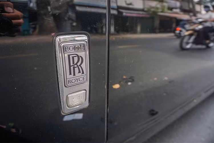 Rolls-Royce Ghost được trang bị động cơ V12, tăng áp kép, dung tích 6.6 lít, sản sinh công suất tối đa 562 mã lực và mô-men xoắn cực đại 780 Nm. Kết hợp cùng hộp số tự động ZF 8 cấp, xe mất khoảng 5 giây để tăng tốc 0-100 km/h trước khi đạt vận tốc tối đa 250 km/h.