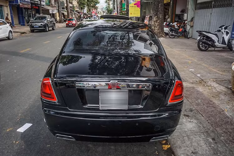 Ngoài ngoại thất đen bóng, chiếc Rolls-Royce Ghost độ mâm Vossen "hàng độc" tại Việt Nam này còn sở hữu các điểm nhấn ngoại thất như; lưới tản nhiệt, logo Spirit of Ecstasy, viền đèn hậu mạ crôm sáng bóng...