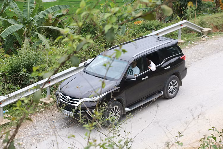 Thiết kế của Fortuner mới cũng ảnh hưởng khá nhiều từ “người anh em” Lexus. Nét tương đồng về thiết kế được thể hiện rõ nét nhất ở phần cột C sơn đen giống với thiết kế trên Lexus RX thế hệ mới và thiết kệ cụm đèn hậu vuốt dài ăn sâu vào cửa sau. Hệ thống treo của xe cũng đã được cải tiến với treo trước độc lập tay đòn kép và treo sau liên kết 4 điểm, xy lanh lớn hơn, thêm thanh cần bằng cho hệ thống treo sau, tối ưu hóa các điểm liên kết hệ thống treo với gầm xe.