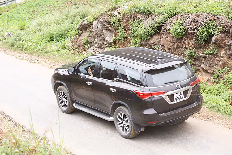 Bên cạnh đó các tính năng an toàn cơ bản trên Fortuner 2017 gồm có: phanh ABS/EDB/B, Fortuner V 4x4 được trang bị 2 túi khí trước, 2 túi khí bên phía trước, 2 túi khí rèm và 1 túi khí đầu gối người lái còn Fortuner V &amp; G 4x2 được trang bị 2 túi khí trước, 1 túi khí đầu gối dành cho người lái. Phiên bản V cũng được trang bị thêm hệ thống camera lùi.