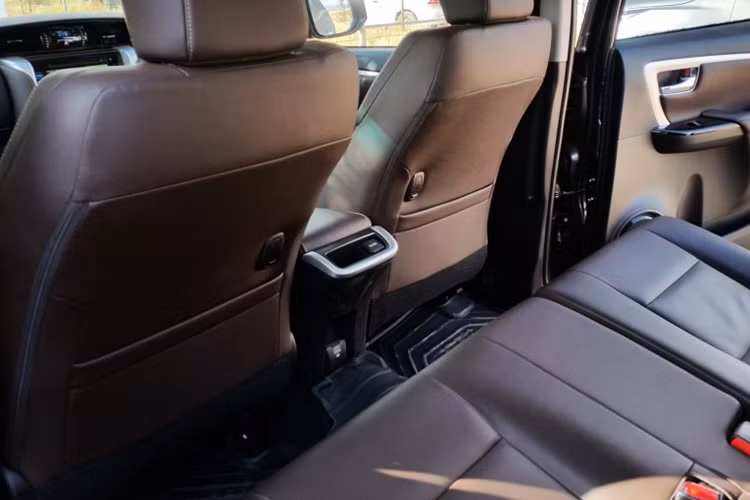 Với việc gia tăng kích thước dài và rộng, không gian nội thất của Fortuner 2017 đã rộng hơn so với đời trước. Khoảng để chân cho hàng ghế thứ hai cũng như hàng ghế thứ 3 rất thoải mái cho người sử dụng. Mà về bản chất thì một chiếc SUV đi đường xa người ta cần nhất là chỗ ngồi phải rộng thoáng cho cơ thể không bị gò bó, ngay cả với hàng ghế thứ 3 cũng được cải thiện hơn so với trước.