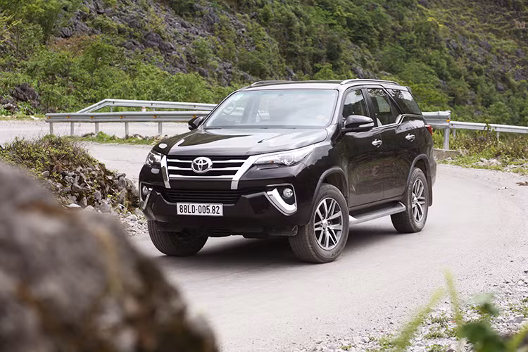 Trên mẫu xe Fortuner thế hệ mới, Toyota đã khiến chiếc SUV có tuổi đời gần 10 năm tại Việt Nam thay đổi ấn tượng đến ngạc nhiên cả về thiết kế cũng như công năng. Thiết kế ngoại thất của chiếc Fortuner hoàn toàn mới theo một phong cách đột phá dứt khoát, thoát khỏi dáng tròn triạ trước đây và thời thượng và bề thế hơn - nó giống như tất cả thiết kế hiện đại mà các dòng xe được hãng Toyota ra mắt cách đây không lâu.