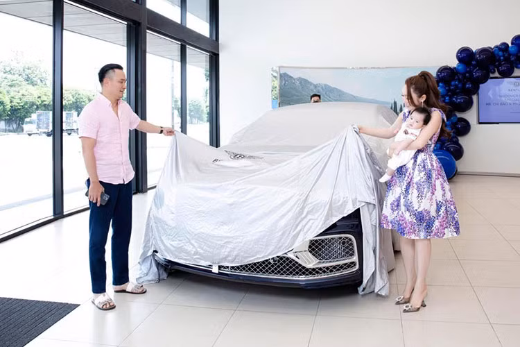 Mới đây trên trang cá nhân của mình, vợ của nam diễn viên Chi Bảo đã chia sẻ hình ảnh cùng chồng và cậu con trai 3 tháng tuổi đi nhận bàn giao chiếc Bentley Flying Spur V8 siêu sang, đã thu hút không ít sự quan tâm của cộng đồng mạng.
