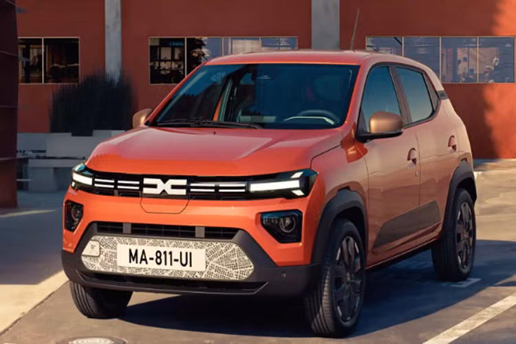  Dacia Spring Dacia là thương hiệu con của Renault và Dacia Spring là một trong những chiếc ôtô điện rẻ nhất tại châu Âu. Xe được bán ra với giá dưới 15.000 Bảng (khoảng 480 triệu đồng). Xe được trang bị gói pin 26,8 kWh cho phạm vi hoạt động 220 km. Xe cũng được hỗ trợ bộ sạc theo xe AC 11 kW và sạc DC 30 kW. Dacia Spring được Autocar chấm điểm 4/5.