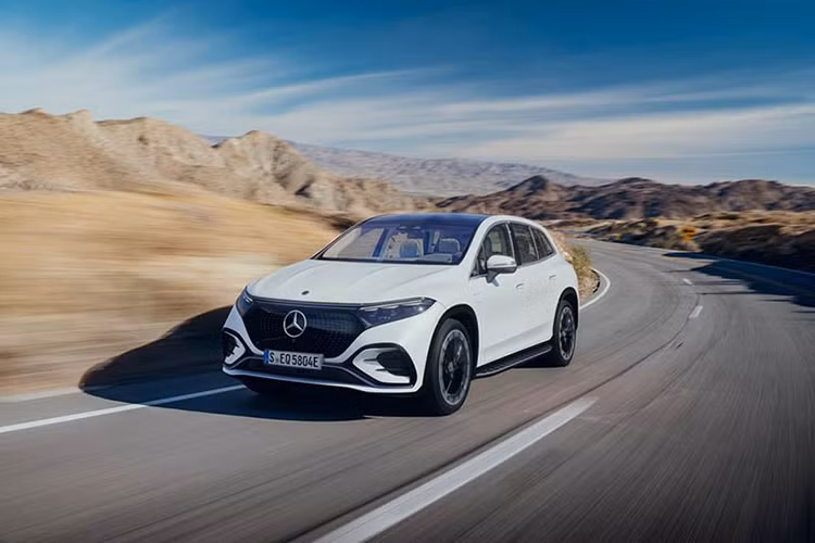  Mercedes-Benz EQS SUV Là dòng xe điện hạng sang, sở hữu nhiều trang bị tiện ích đẳng cấp nên không có gì đáng ngạc nhiên khi Mercedes-Benz EQS SUV trở thành một trong những mẫu xe điện tốt nhất năm 2024. Xe được Autocar chấm 4/5 điểm. Tại Việt Nam, Mercedes-Benz EQS SUV có giá bán từ 4,999 tỷ đồng.