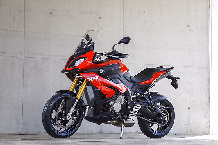 Với mức giá xe BMW S1000XR 2019 bản nâng cấp trong thời gian ưu đãi 559 triệu đồng (giảm 20 triệu đồng). Sau khi kết thúc thời gian ưu đãi, mức giá sẽ quay trở lại niêm yết ở mức 579 triệu đồng.