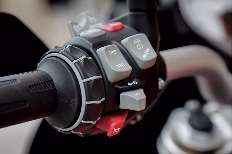 Ngoài ra, BMW trang bị trên S1000XR 2019 khối động cơ 4 xi-lanh thẳng hàng dung tích 999cc cho công suất tối đa 165 mã lực và 114 Nm mô-men xoắn. Nhờ vậy, xe có thể tăng tốc từ 0 - 100 km/h chỉ với 4 giây.