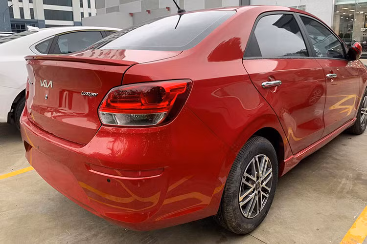 Ở phiên bản KIA Soluto 2022 nâng cấp này, chiếc xe mang trên mình logo nhận diện thương hiệu mới. Tất cả các phiên bản đều được bổ sung thêm trang bị tiện nghi, tập trung chủ yếu cho khoang nội thất.