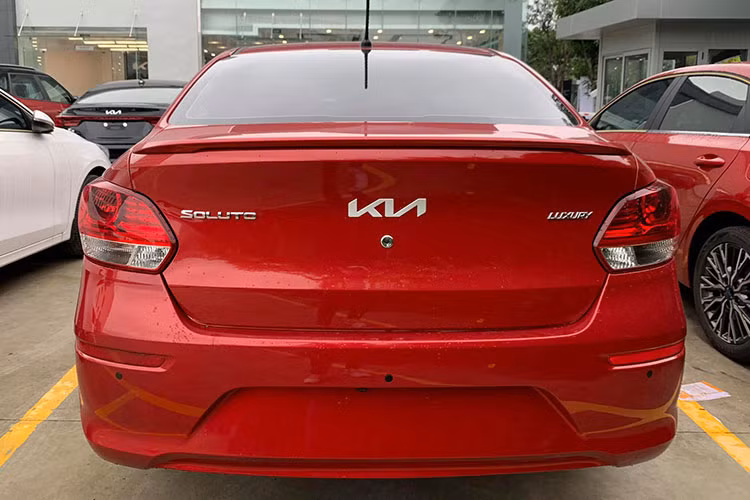 KIA Soluto 2022 logo mới có kích thước 4.300 x 1.700 x 1.460 mm tương ứng dài x rộng x cao và chiều dài cơ sở 2.570mm, khoảng sáng gầm 150mm. Cả 3 phiên bản đều sử dụng phanh đĩa ở cả 4 bánh.