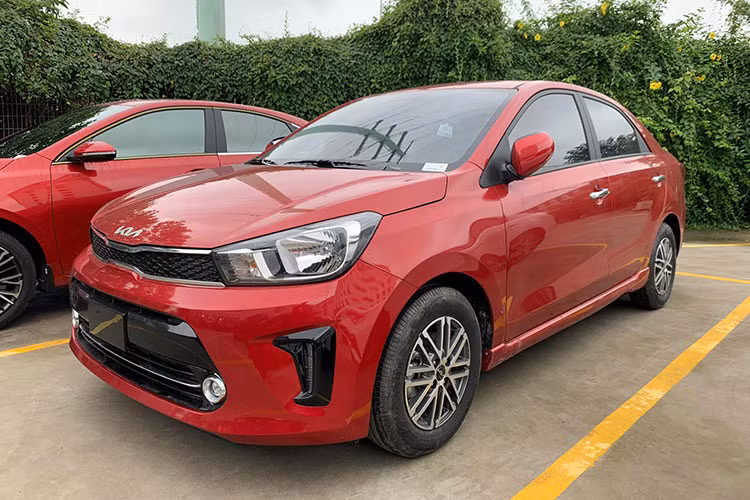 Các đại lý KIA chính hãng tại Việt Nam đã bắt đầu đón nhận xe Soluto 2022 và chuẩn bị giao đến tay khách hàng. Kia Soluto 2022 mới đã có một vài cải tiến đáng kể để mang đến cảm nhận rõ nét về sự trẻ trung, giá rẻ và tiết kiệm nhiên liệu.
