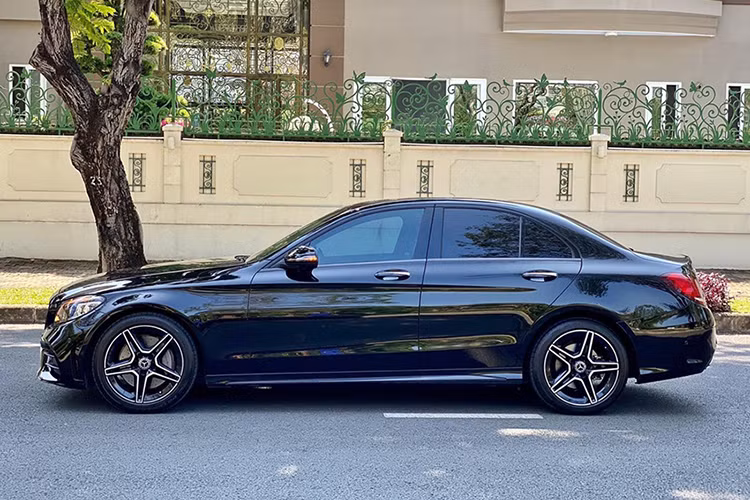 Về thiết kế, Mercedes-Benz C300 AMG đời 2015 mang đầy đủ những đặc trưng của dòng C-Class thế hệ mới. Xe sở hữu nắp ca-pô dài cùng những đường nét bồng bềnh. Mặt trước nổi bật với lưới tản nhiệt 2 nan, đèn pha LED sặc sảo, mâm 5 chấu AMG (Ảnh minh hoạ).